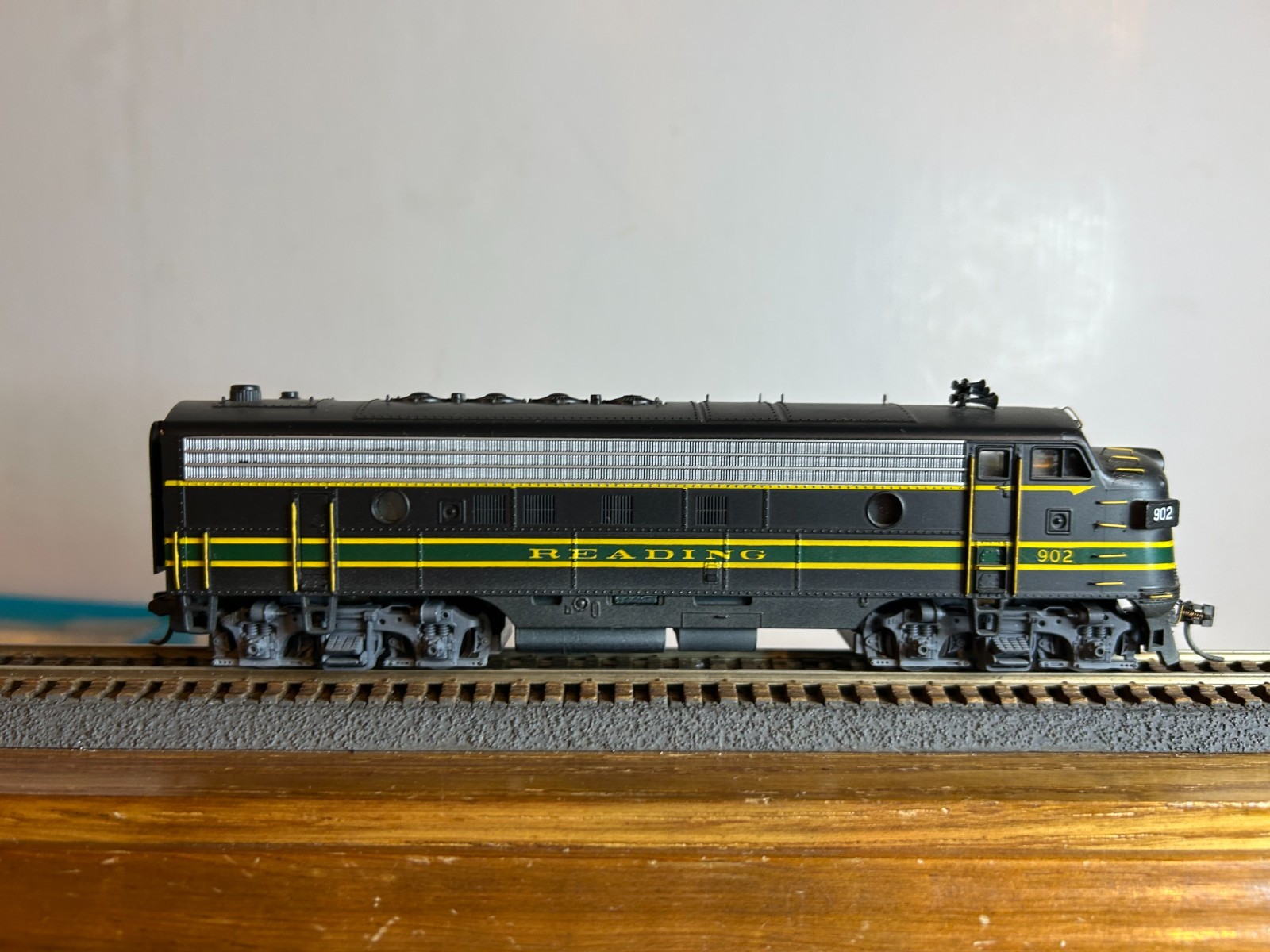 ATLAS #8313 Reading EMD FP-7A Diesel Loco #902 w/DCC H.O. 1:87