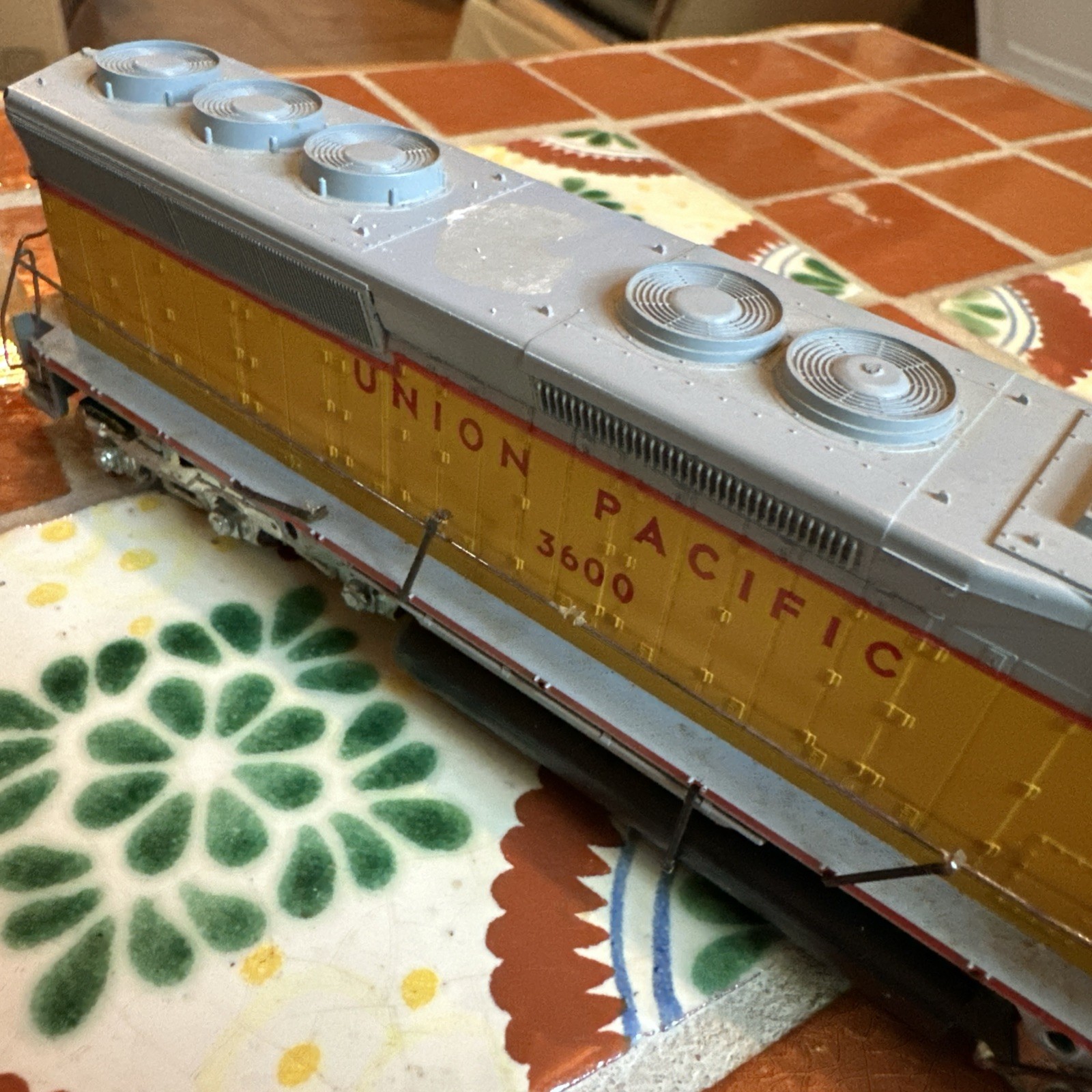 Athearn Yellow Gray Union Pacific 3600 Diesel Locomotive HO Scale Plastic Train