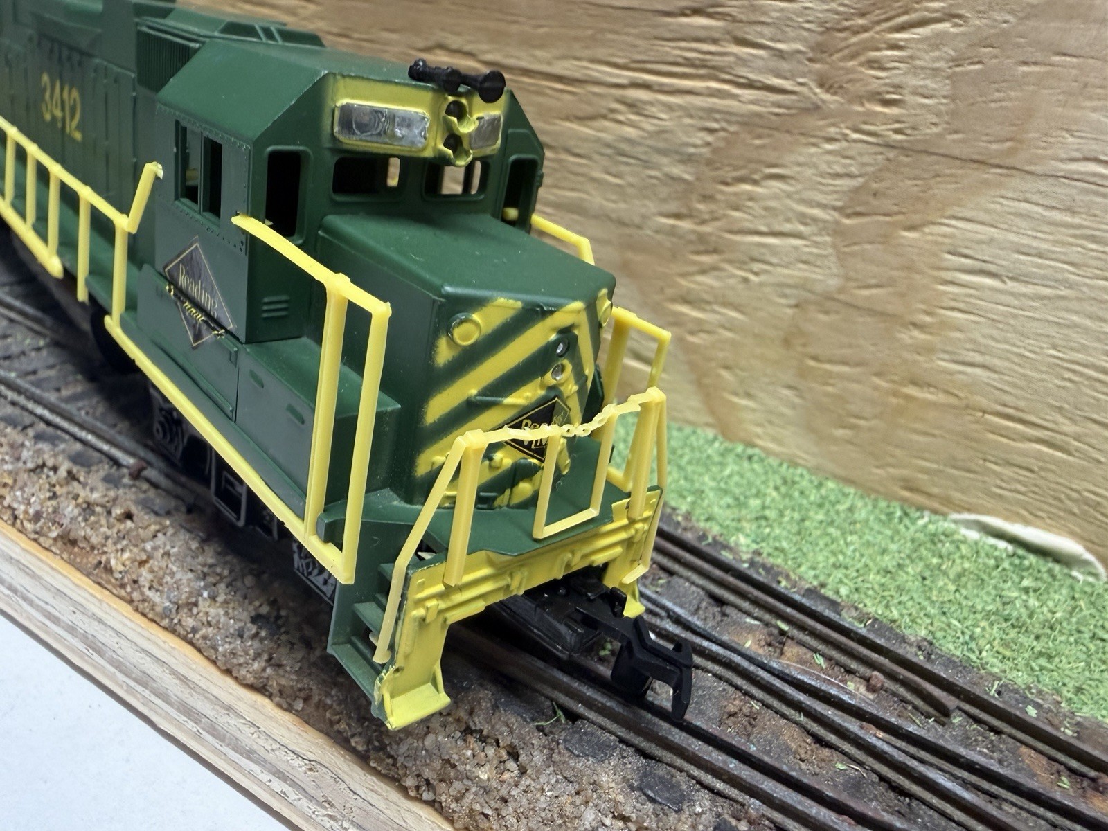 HO SCALE READING LINES DIESEL LOCOMOTIVE 3412 ATLAS GP-38 RARE FIND TRAIN