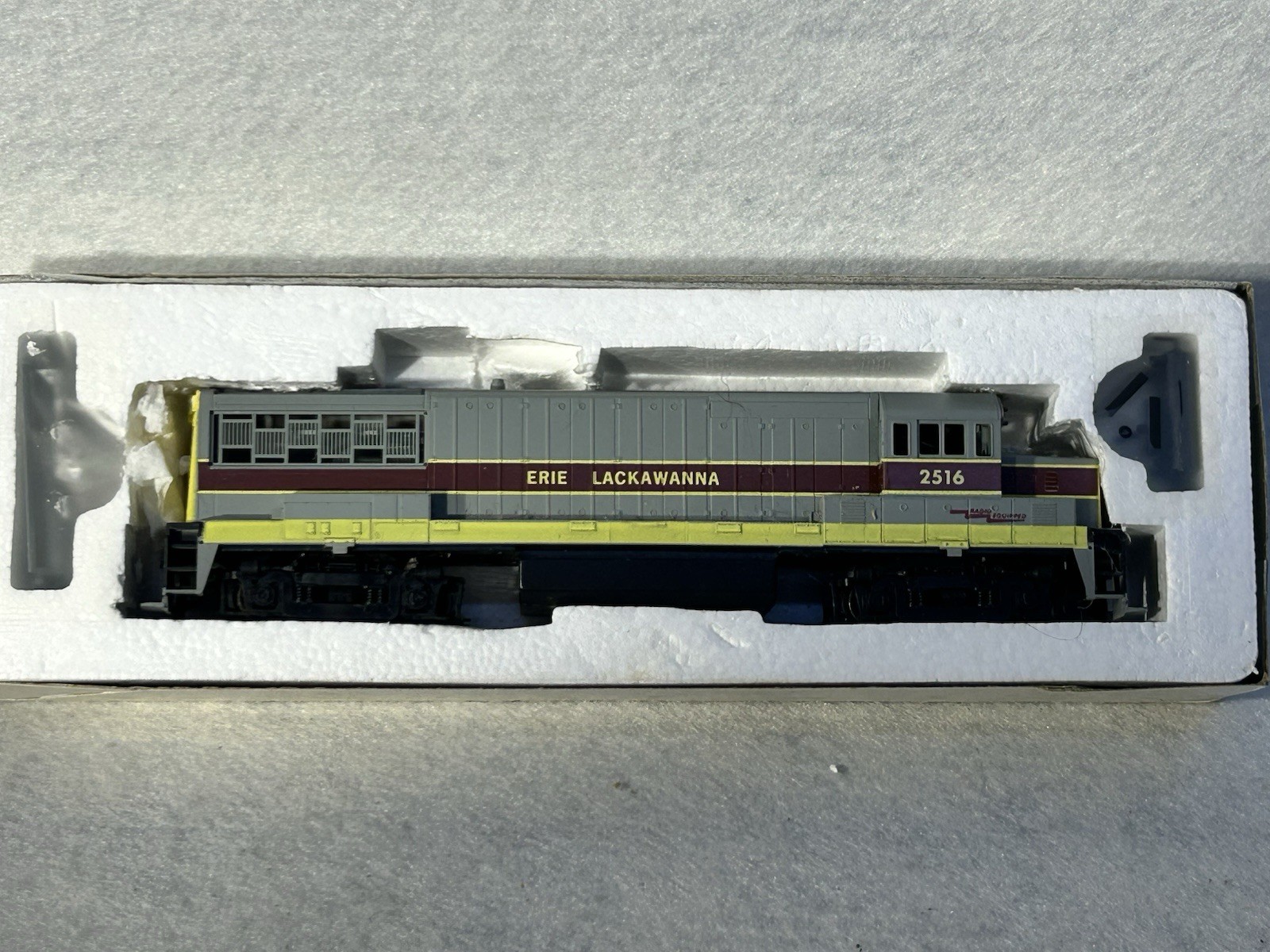 Beautiful Stewart /KATO GE EL Railroad U-25B Diesel Engine HO