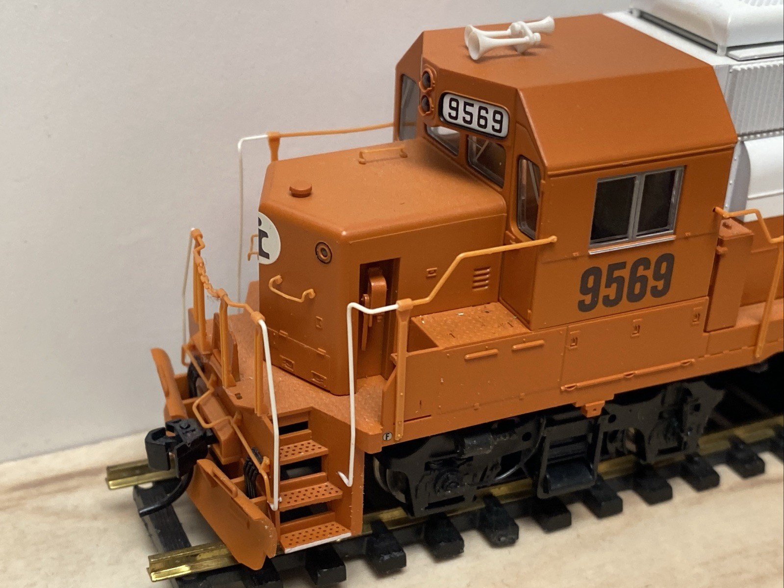 HO DC PROTO 2000 GP38-2 ILLINOIS CENTRAL GULF #9569 ICG Orange White No Box