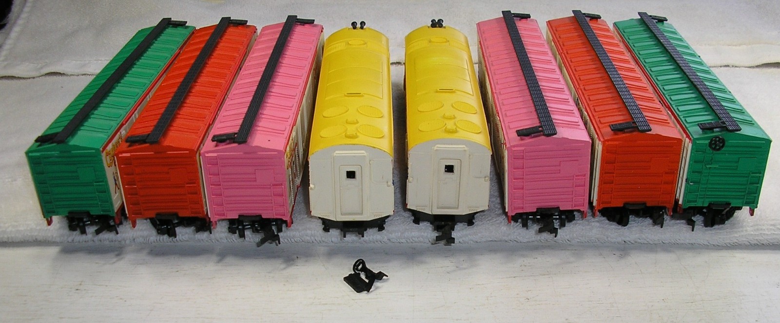 IHC/Mehano DL-109 Style #711 Corkey’s Carnival Caravan (2), Slovenia, NO Caboose