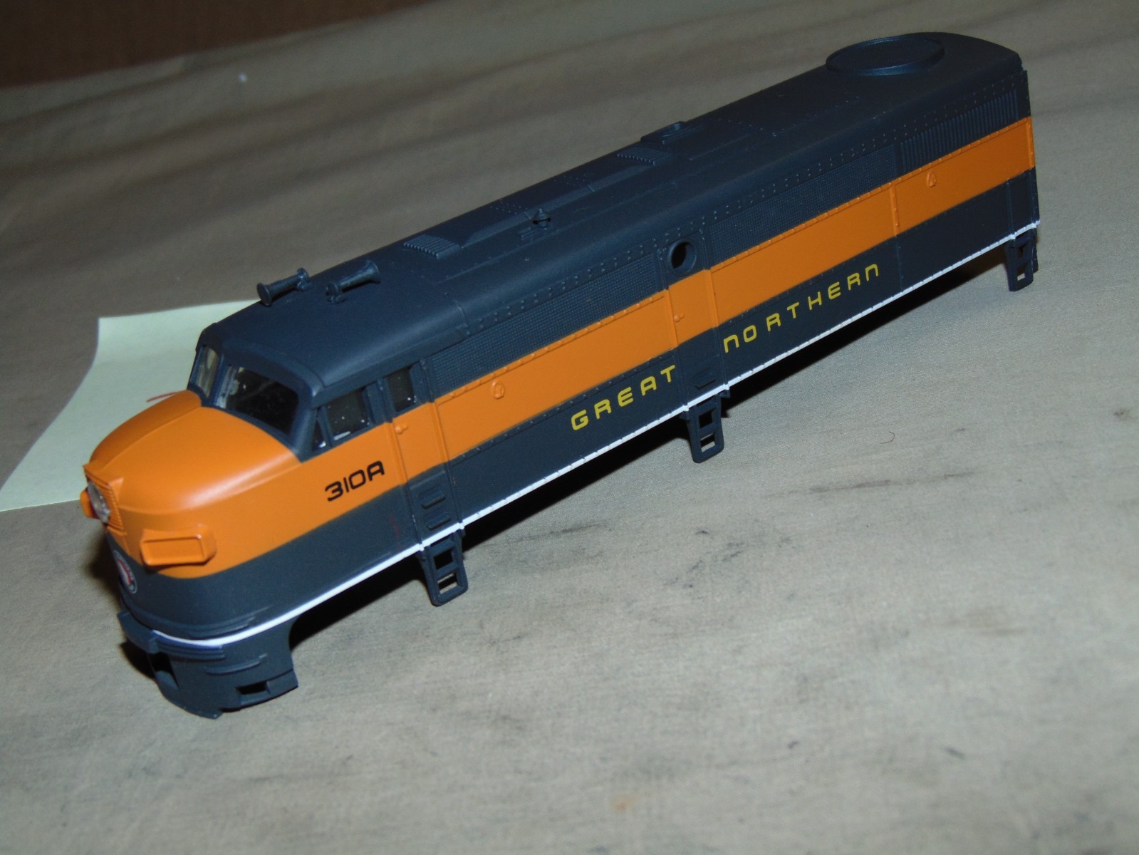WALTHERS HO 931-201 GREAT NORTHERN FA-1 A UNIT CAB 310A SHELL ONLY #24