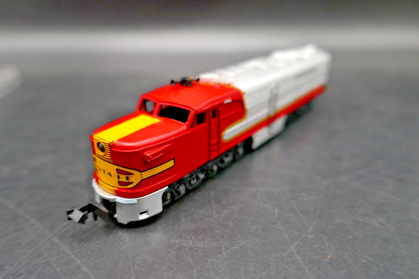 N Con-Cor 2102 Dummy Unpowered PA-1 Diesel Locomotive Santa Fe w/ Case
