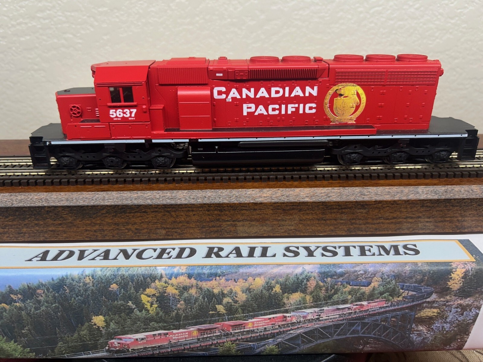 CANADIAN PACIFIC SD40-2 LOCOMOTIVE – HO Scale ” GOLDEN BEAVER ” LETTERS NEW OOP