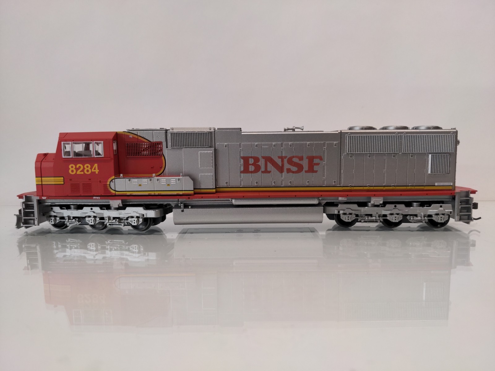 HO Athearn Genesis G6147 BNSF Railway SD75I Diesel Locomotive #8284