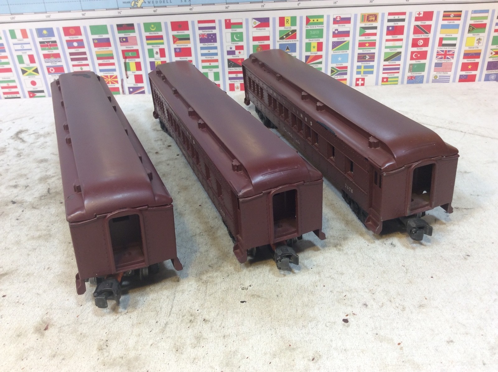 Lionel 726 Steam Engine and 3 Madison Passenger Cars O Gauge / 027