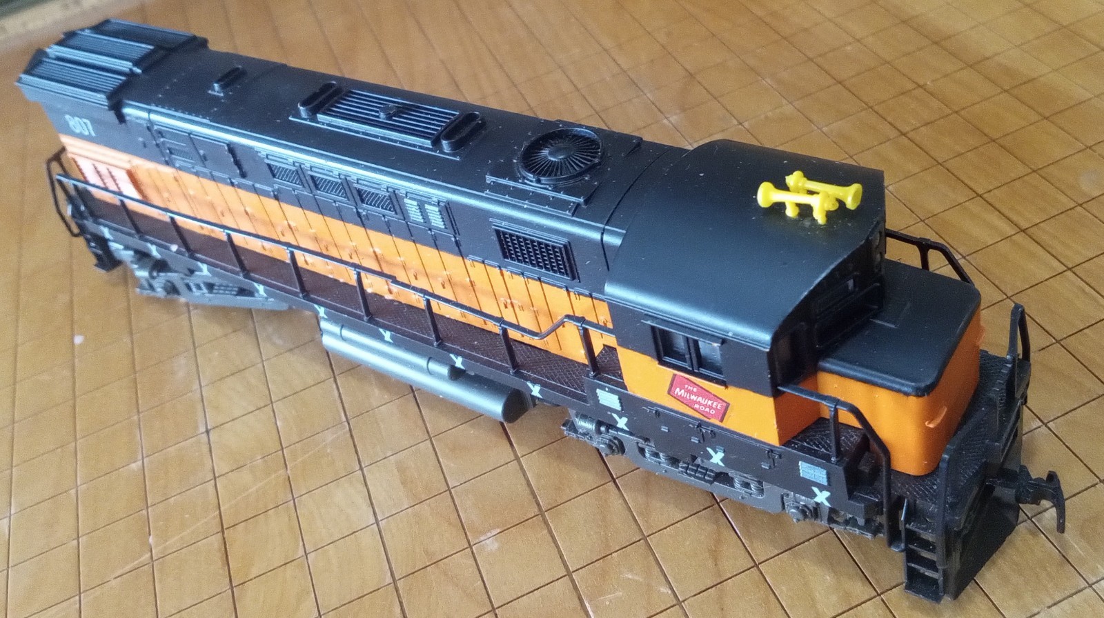 AHM HO Scale Alco Century 424 Diesel Locomotive – The Milwaukee Road 807 -…