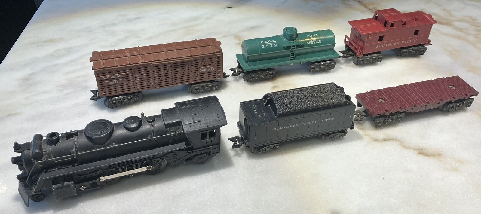 Marx 666 Die-Cast steam locomotive & tender O-gauge Plus 4 Other Cars & Caboose