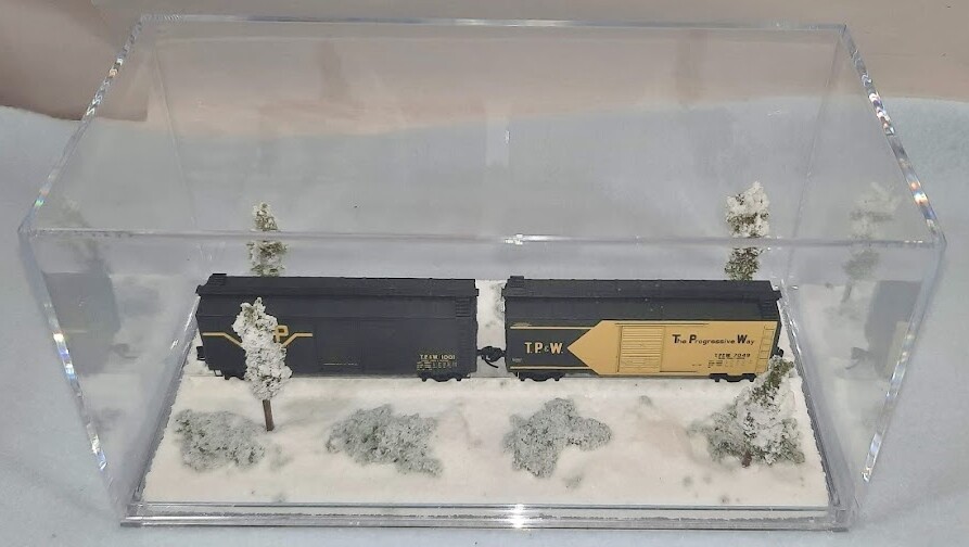 N SCALE – SINGLE TRACK 8″ – DISPLAY CASE – “WINTER SCENE” FOR ANY N TRAIN