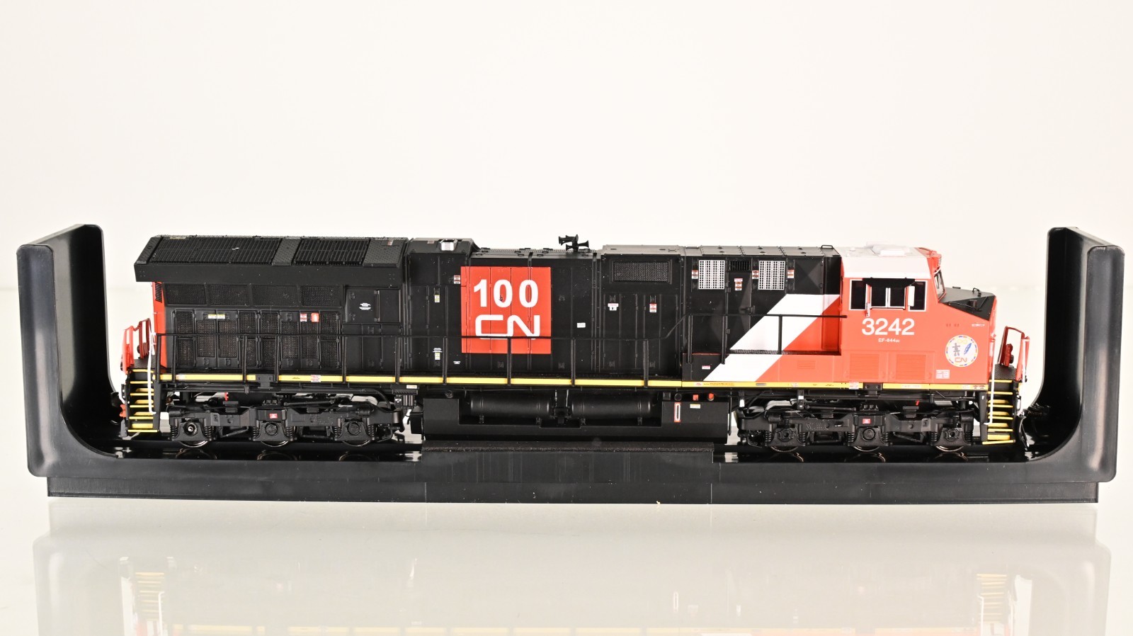 InterMountain ET44AC Canadian National DCC w/Sound HO scale