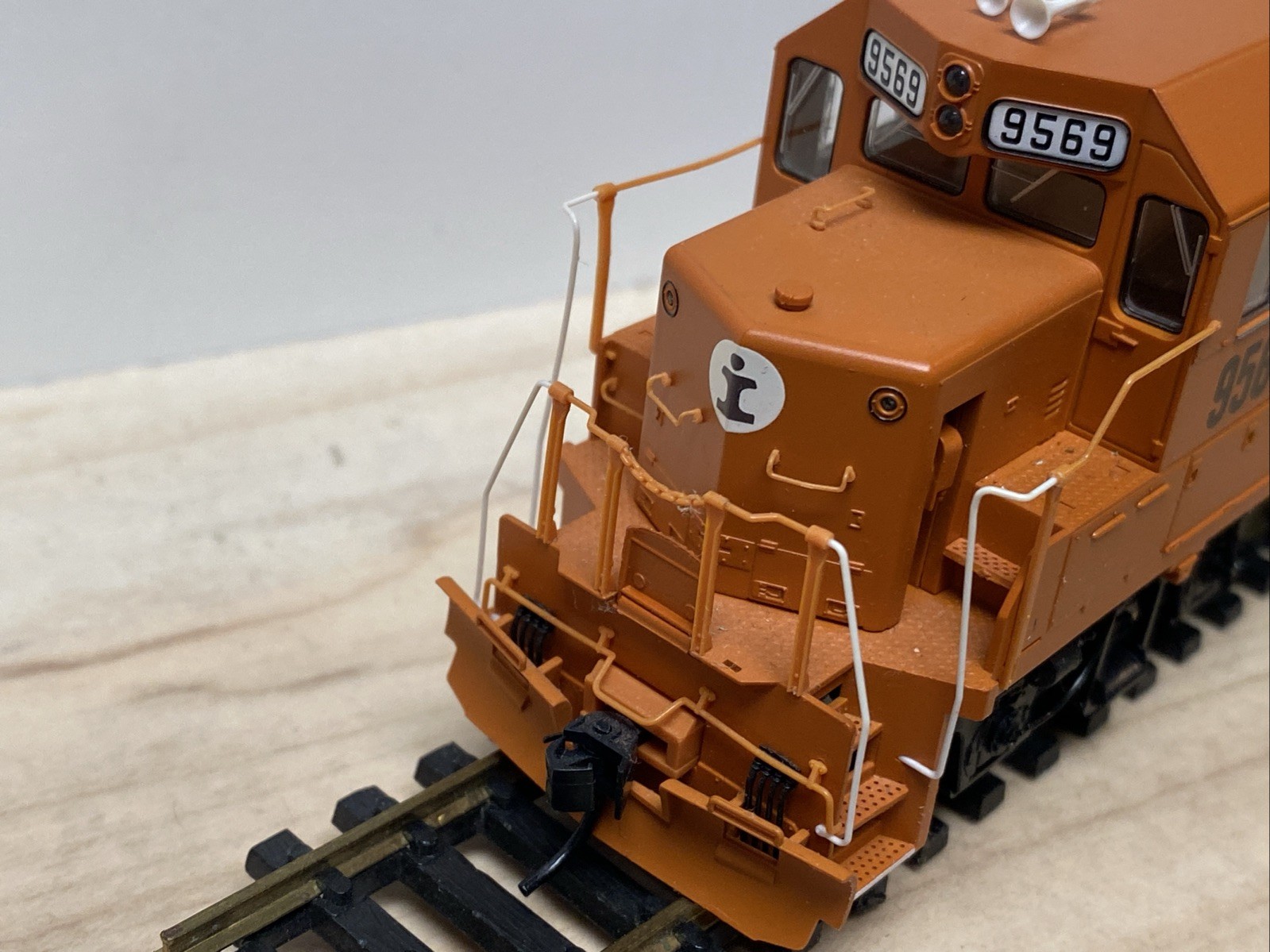 HO DC PROTO 2000 GP38-2 ILLINOIS CENTRAL GULF #9569 ICG Orange White No Box