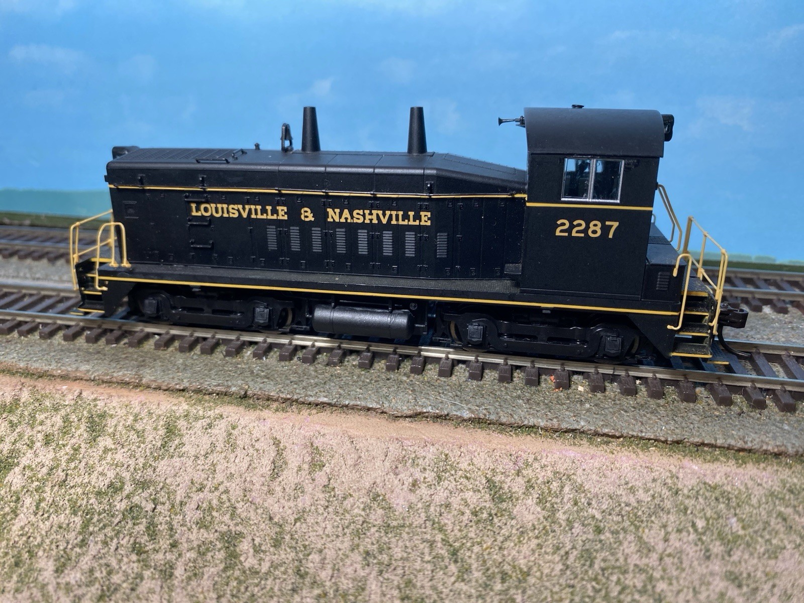 HO LL Proto 2000 EMD SW-9 Louisville & Nashville. Nicely Running. KD,s **READ**