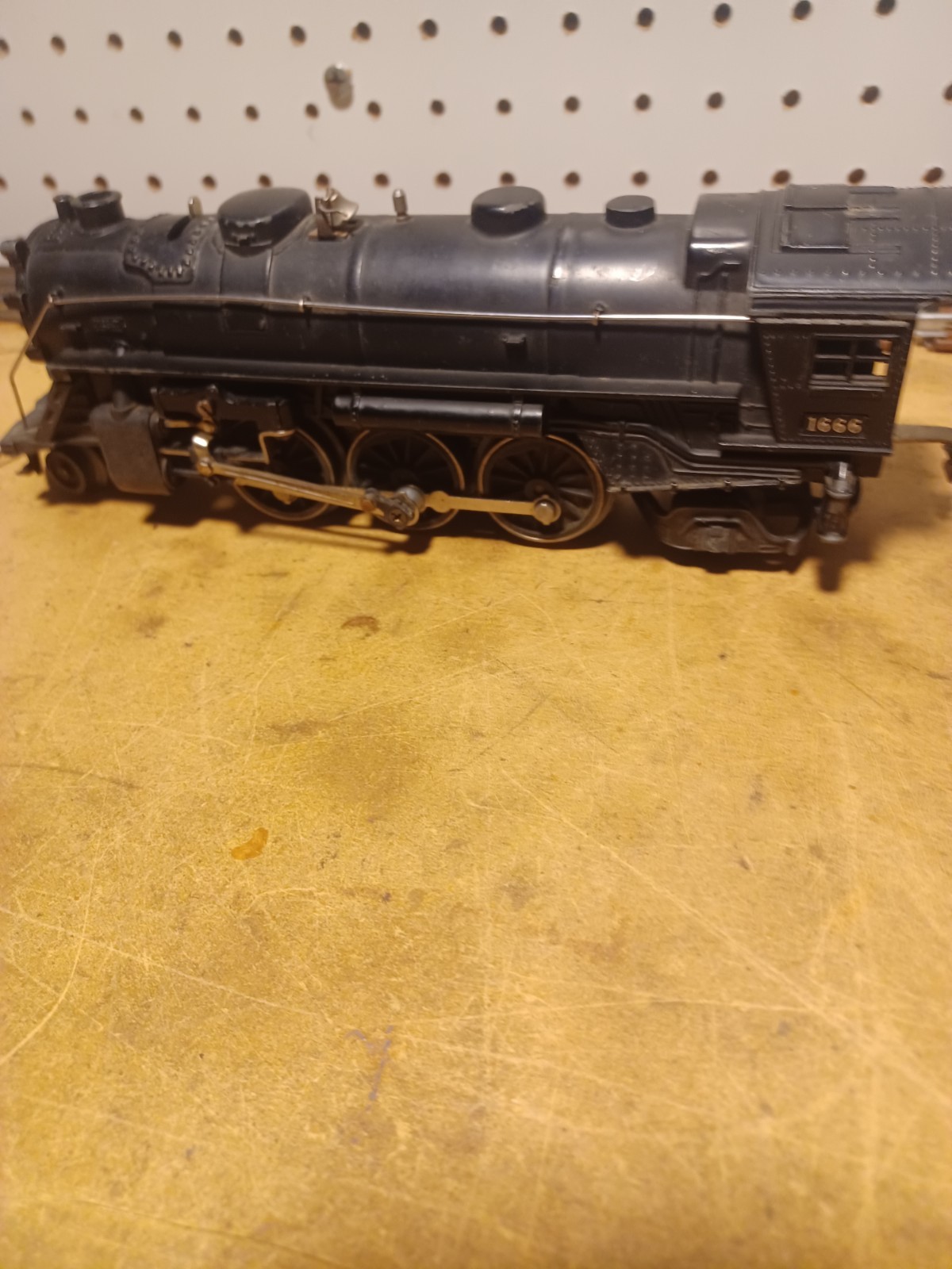 Lionel Cast Metal Steam Engine and Tender O Gauge