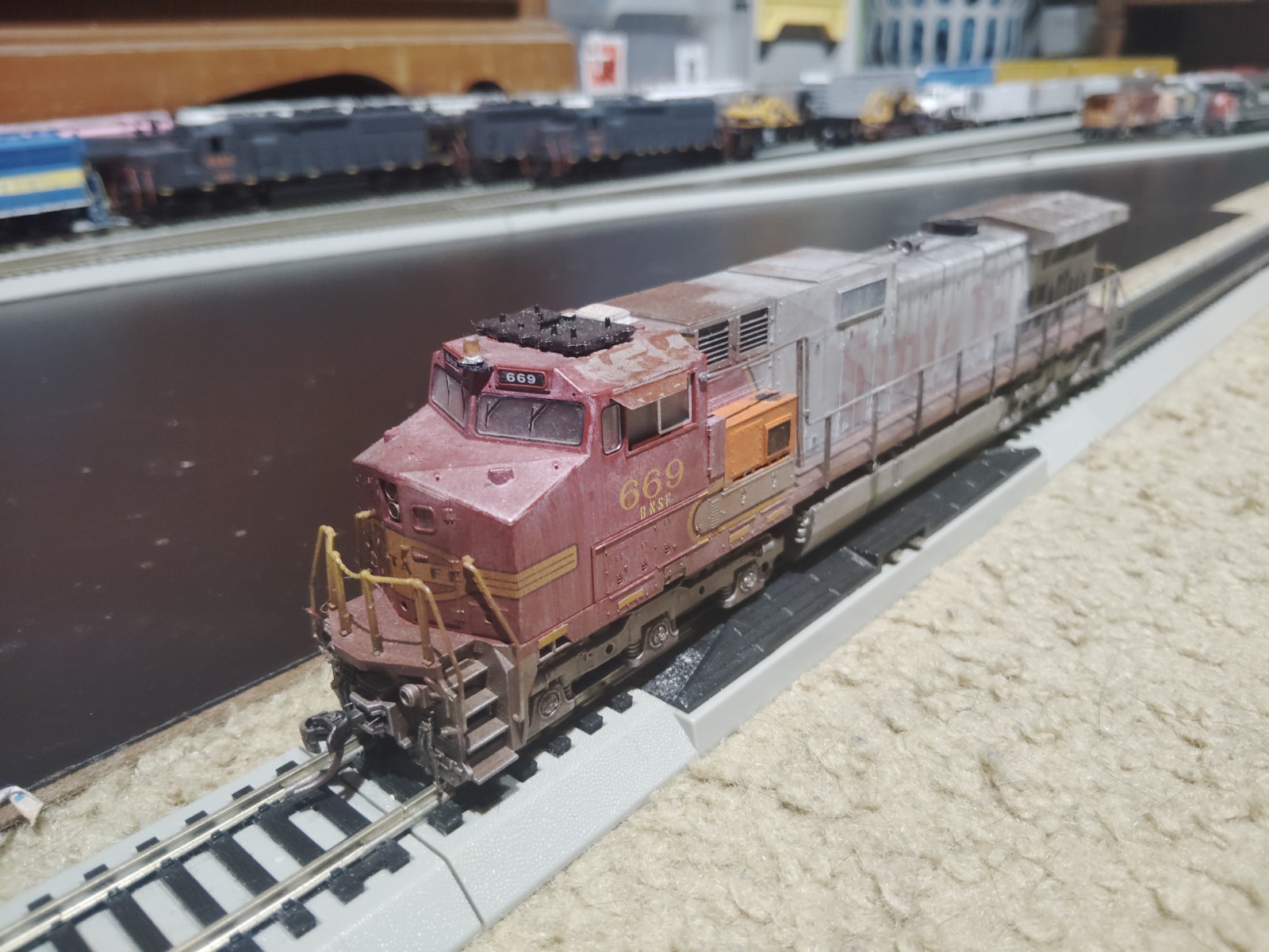 HO Kato BNSF 669 C44-9W Dash 9 Weathered DCC No Sound