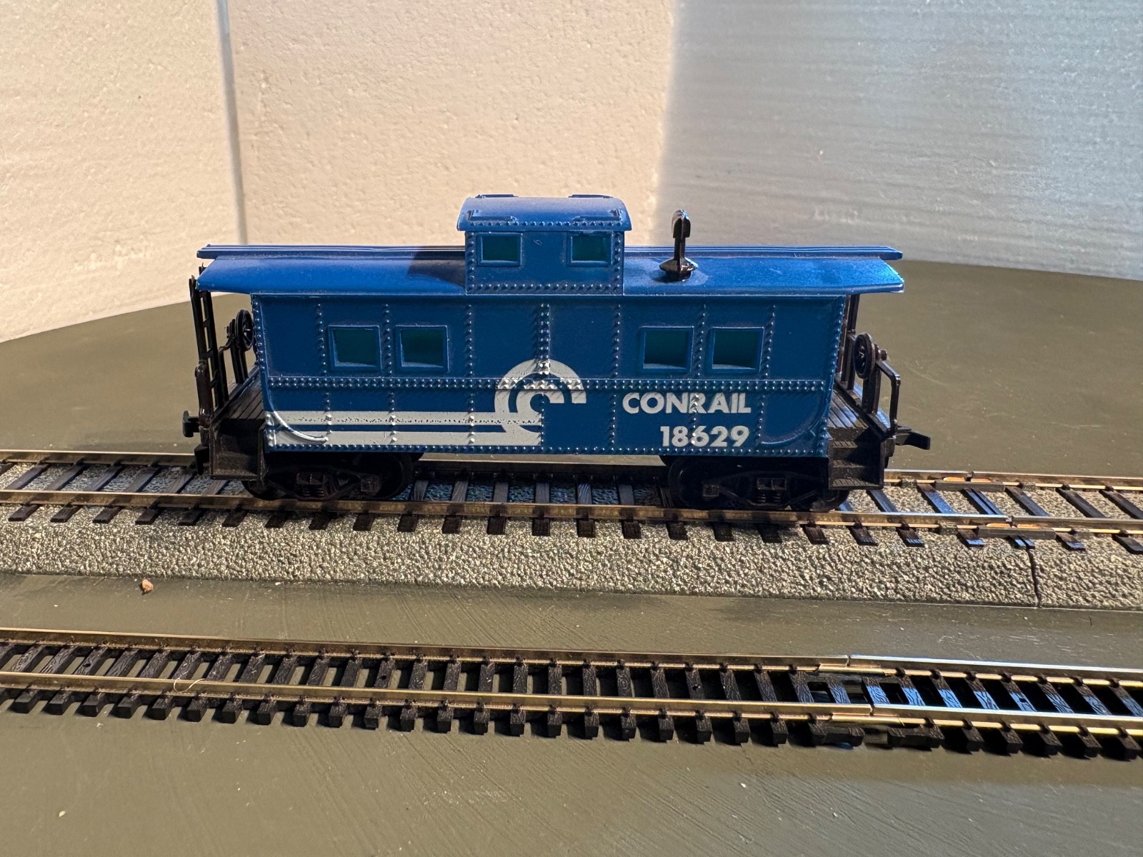 Tested: HO Life-Like Conrail F7A Locomotive # 1639 & Caboose (26-718)