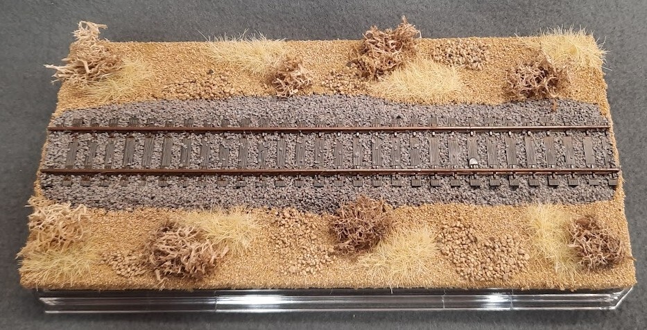 HO SCALE 9″ SINGLE TRACK DISPLAY CASE – “DESERT SCENE”- ANY HO TRAINS