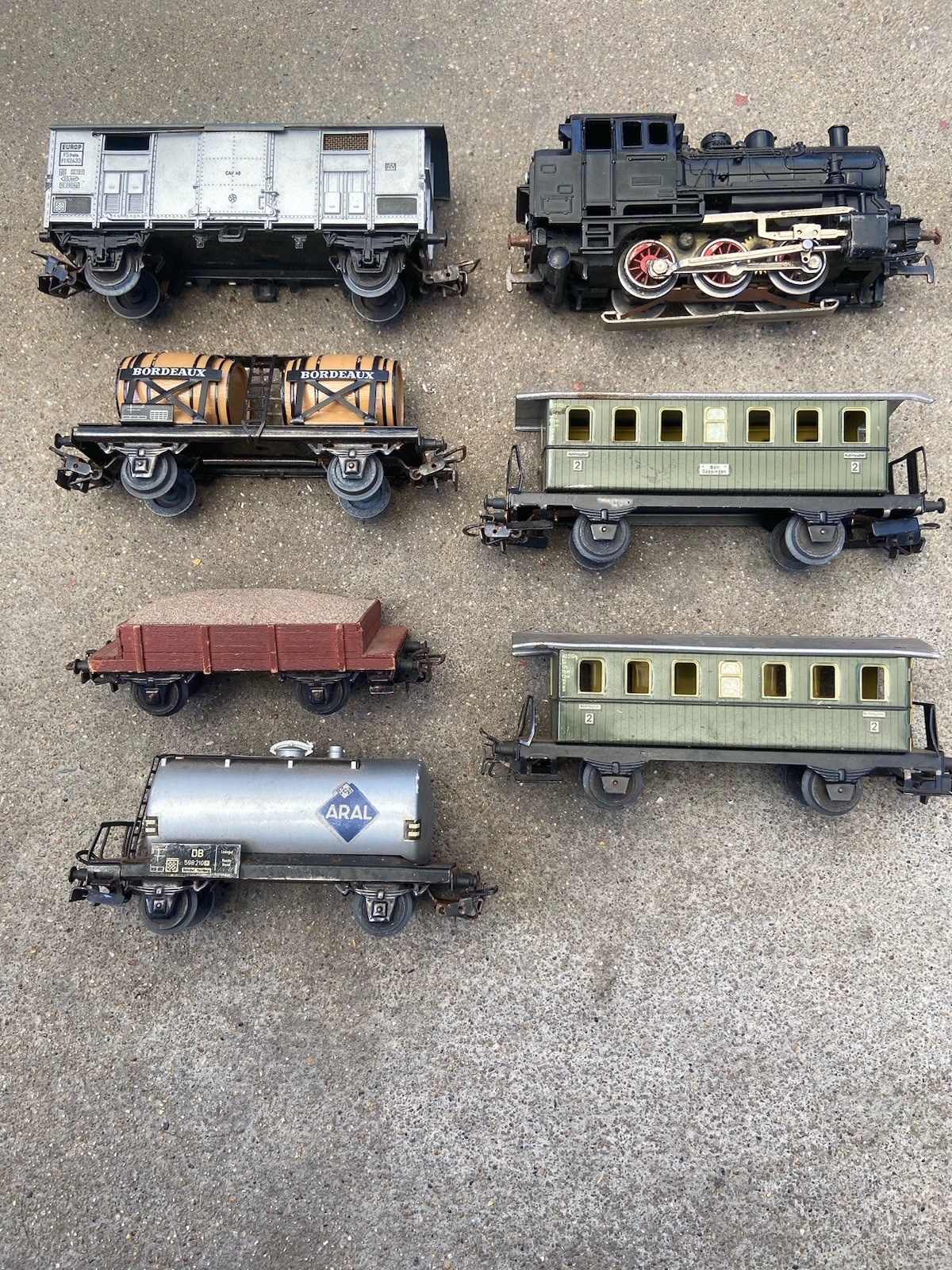 Märklin HO Set 3000 Engine with Cars, and Others – Untested
