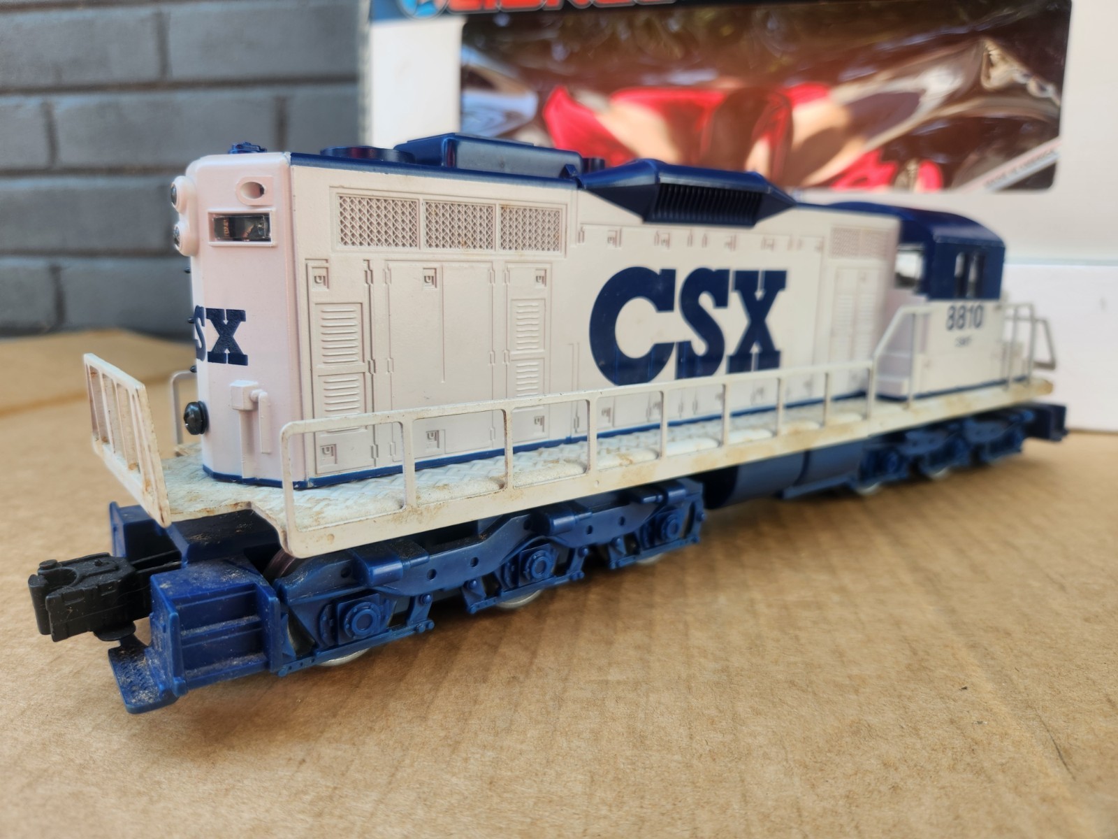 Lionel 6-18810 CSX SD18 Diesel Switcher Locomotive #8810 w/Horn & Original Box