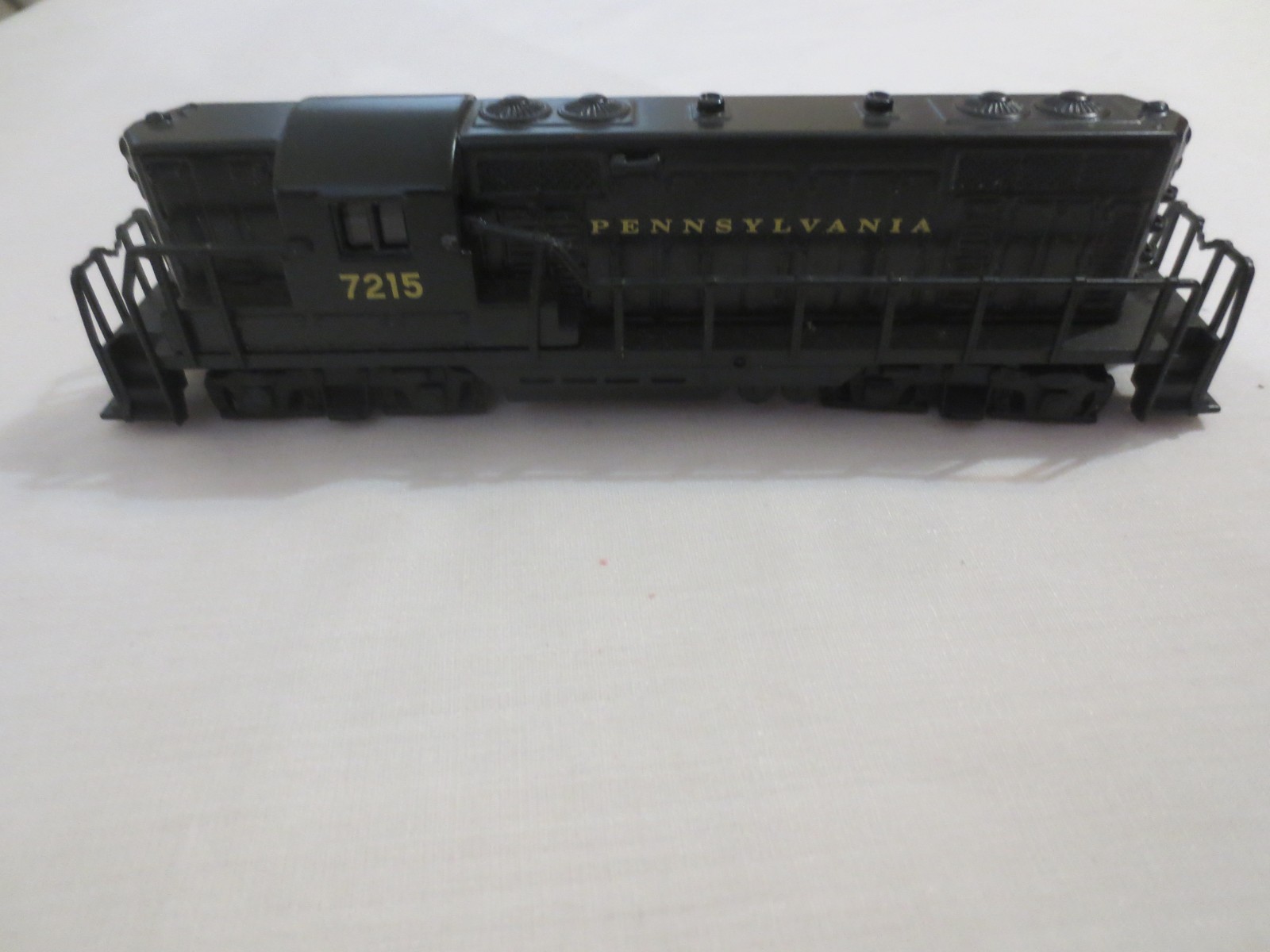 Lionel Locomotive 7215 PA GP-9 series With Decorative Tin 1998