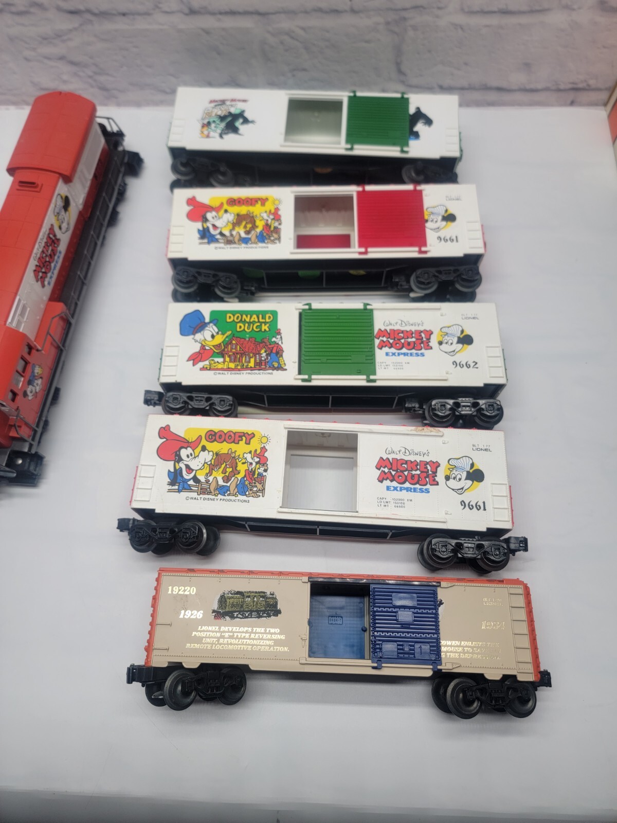 LIONEL 6-8773 MICKEY MOUSE EXPRESS U36B O.B C-8. O GAUGE WITH PASSANGER CARS