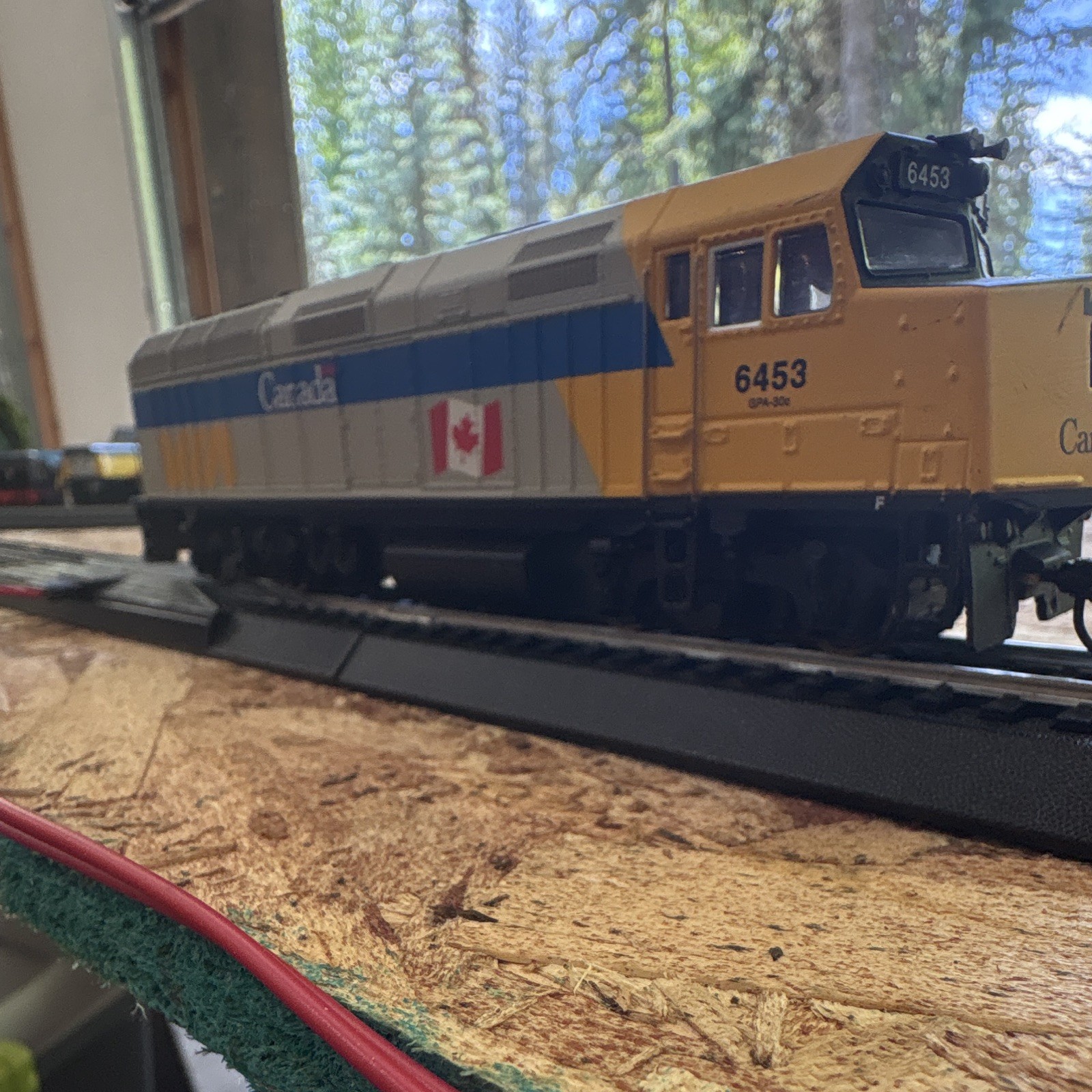 Walthers HO scale VIA Rail Canada EMD F40PH (Scheme #6402)