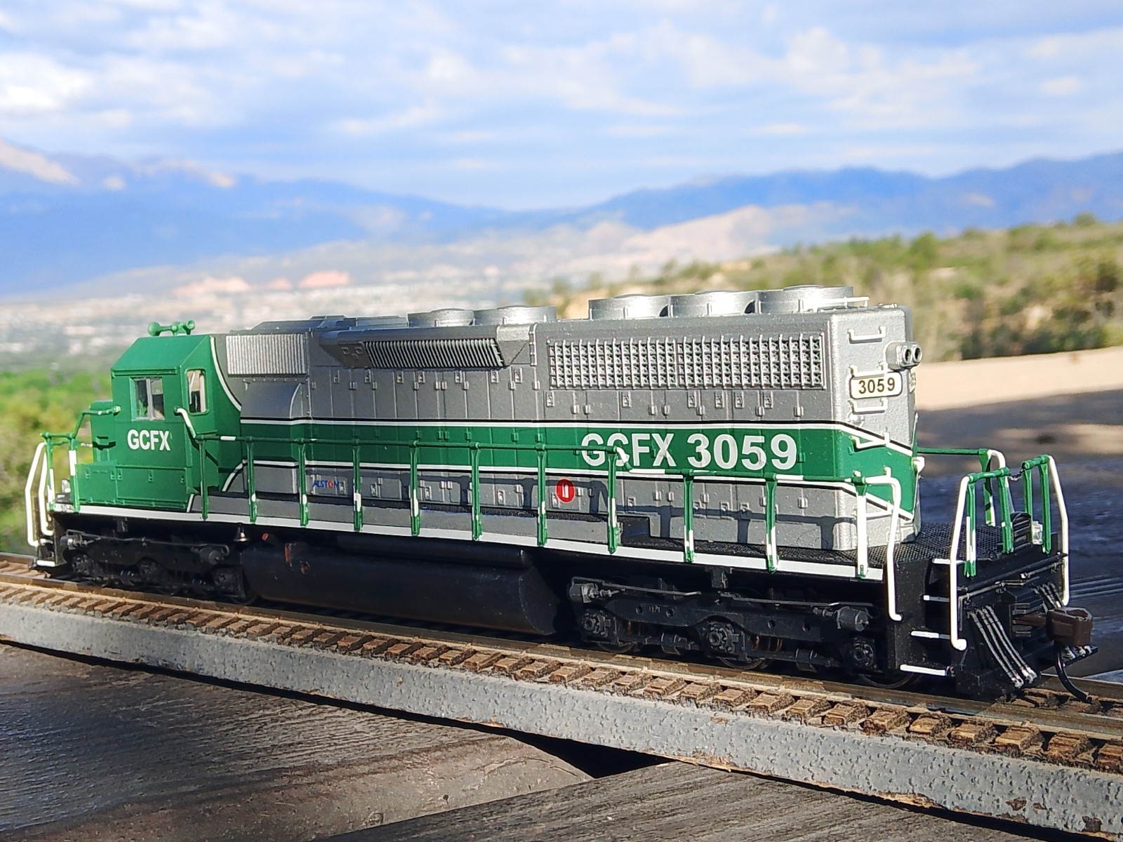 Kato SD40 HO Diesel Locomotive Analog GCFX 3059 Custom Painted 909-H0195