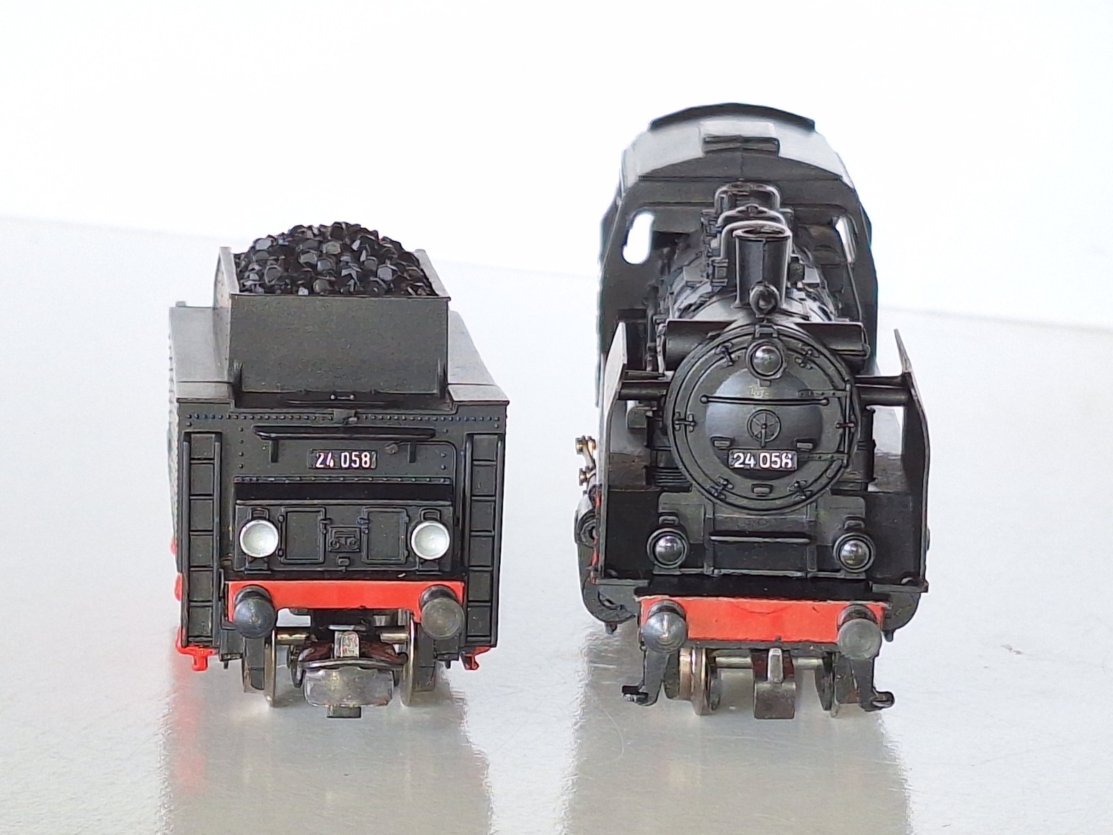 Marklin 3003 V.3 Steam Loco. 3 rail AC analogue. V/good Cond. HO scale. Boxed