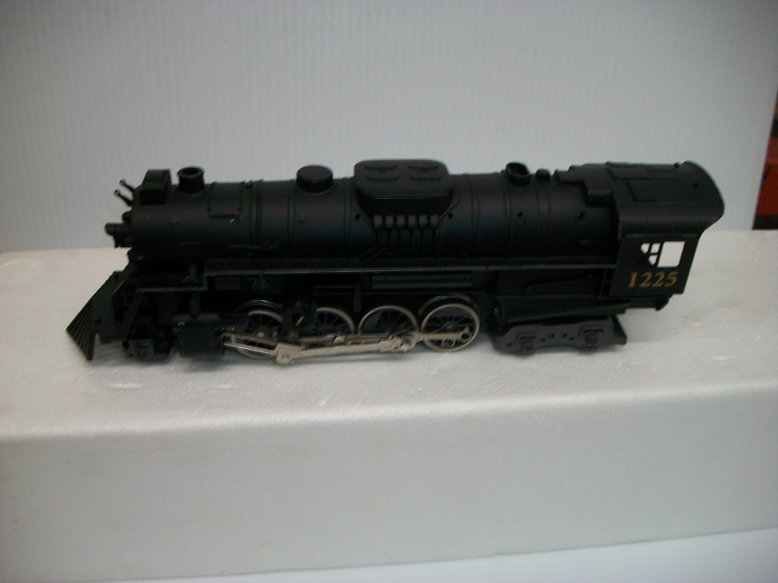 LIONEL ” POLAR EXPRESS O GAUGE LOCO SOLD FOR PARTS ONLY ” LOT #46874