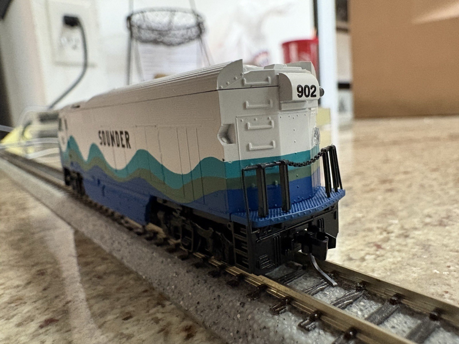 Athearn N Scale 10015 EMD F59PHI Sounder #902