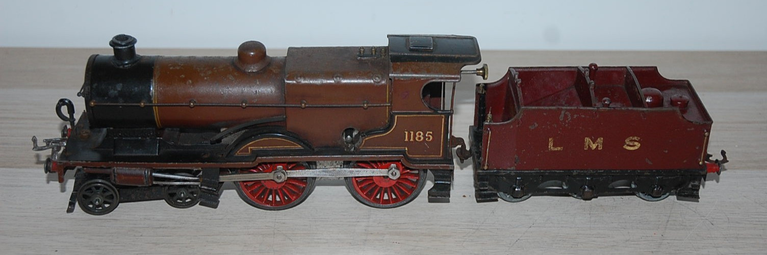 HORNBY O GAUGE CLOCKWORK COMPOUND LOCOMOTIVE AND TENDER IN RED LMS LIVERY