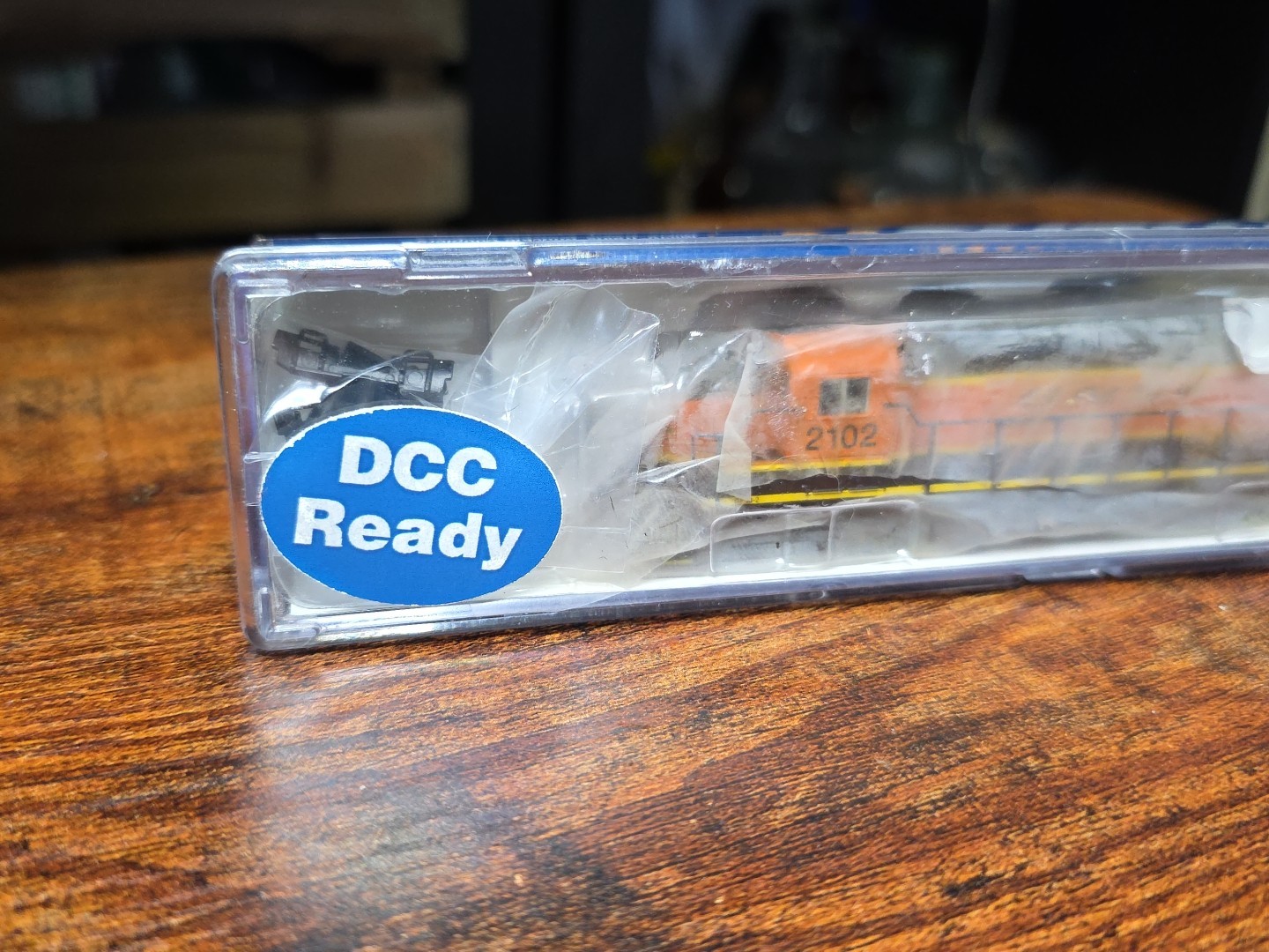 Walthers N 929-50301 EMD GP38-2 BNSF 2102 DCC READY