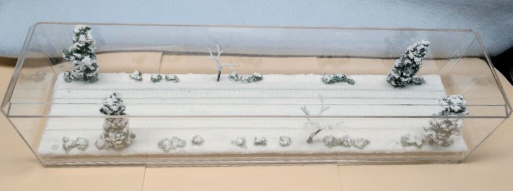 N SCALE 16″ DOUBLE-TRACK DISPLAY CASE -WINTER SNOW SCENE- FOR ANY N TRAINS