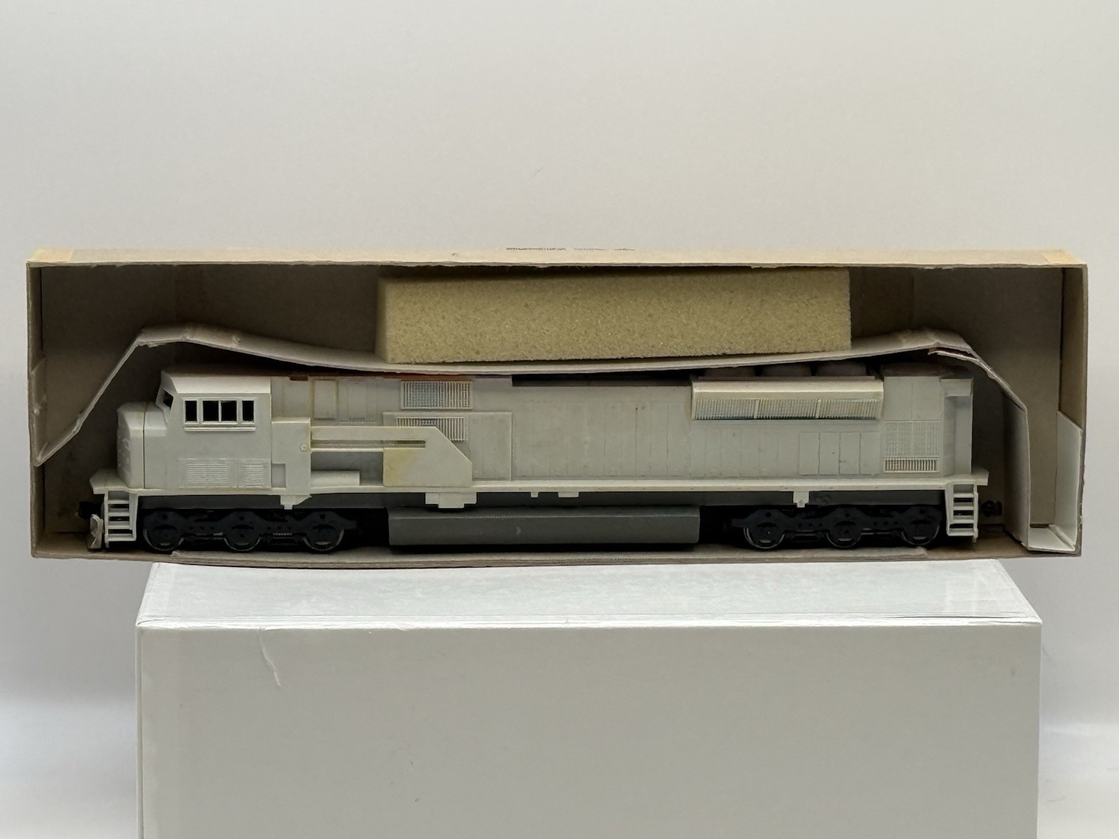 Rail Power HO Scale SD90MAC Undeclared Locomotive Shell And Chassis Kit 547