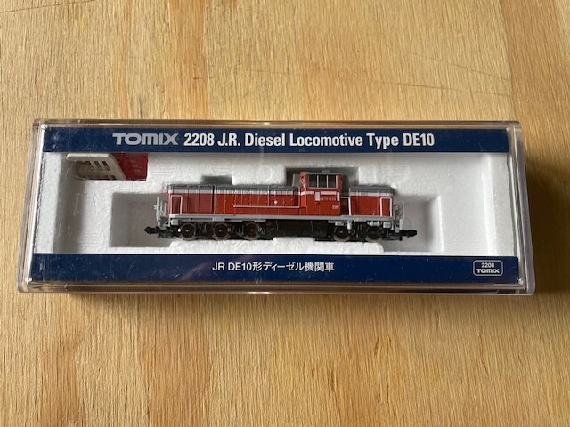TOMIX N SCALE JAPANESE JR DE10 DIESEL LOCOMOTIVE IN ORIGINAL PACKAGING.