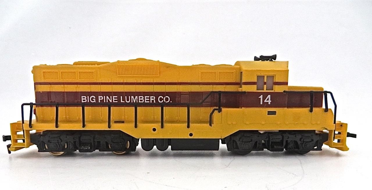 HO Gauge Cox #6111-7 Big Pine Lumber Co GP-9 Powered Diesel Locomotive Boxed
