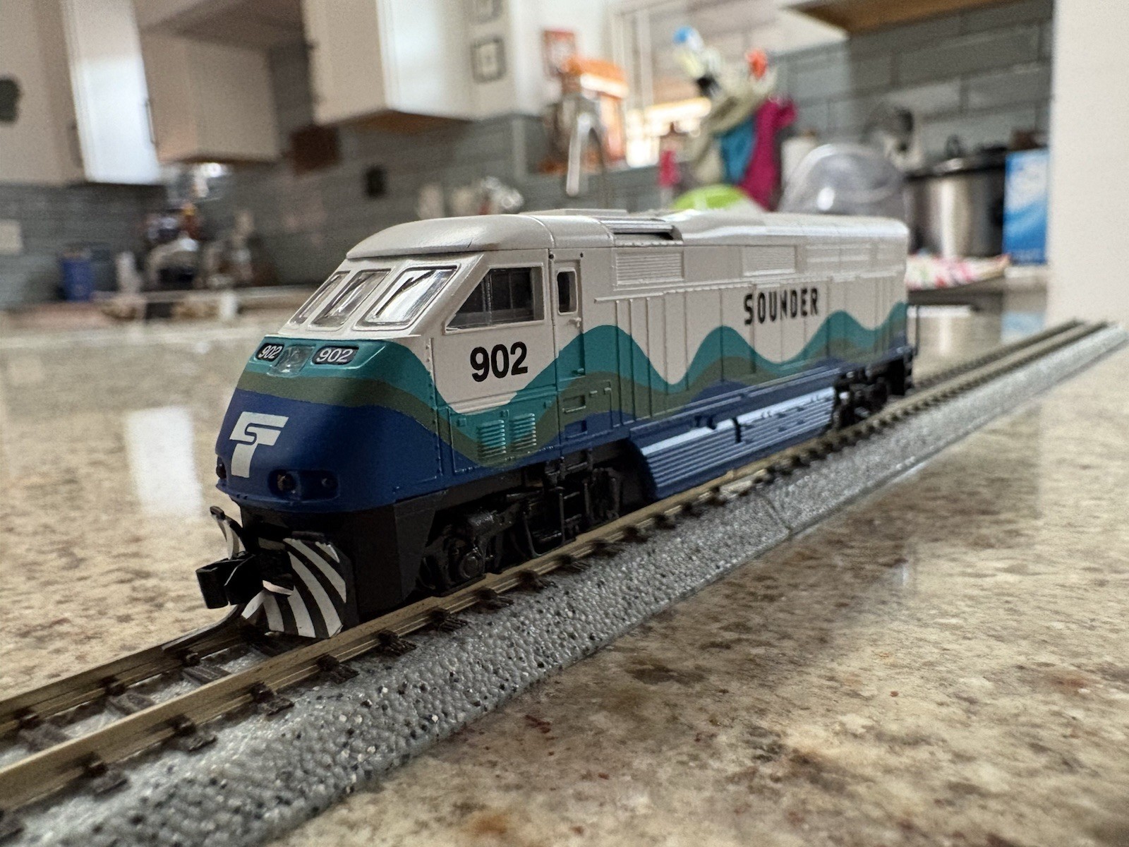 Athearn N Scale 10015 EMD F59PHI Sounder #902
