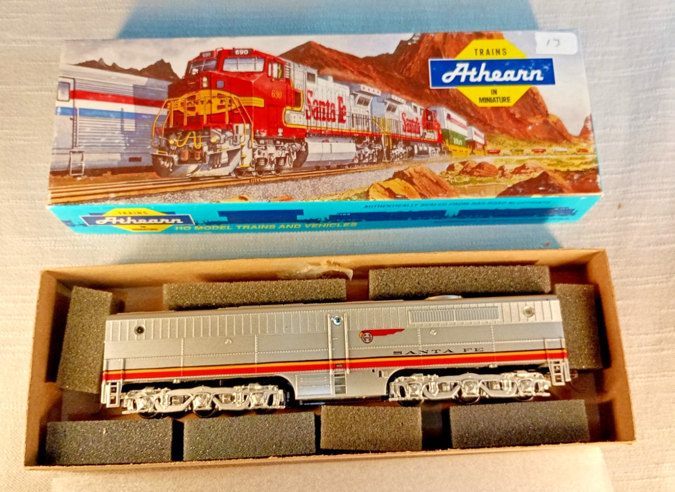 Athearn 42005 HO Scale Santa Fe ATSF F7B B Unit Dummy Non-Powered Locomotive OB