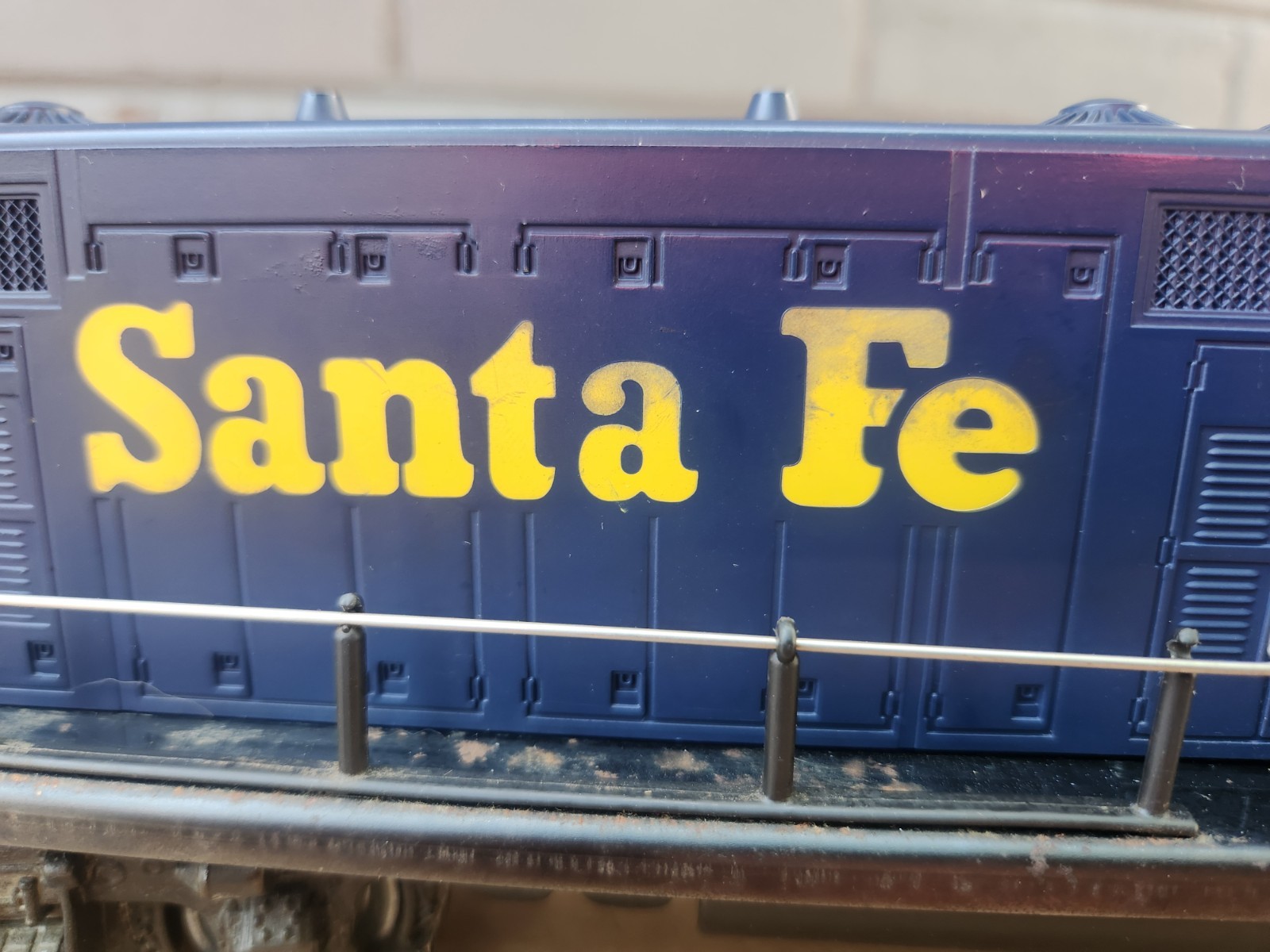 Lionel 8352 Santa Fe GP7 Powered Diesel Switcher Locomotive & 9163 AT&SF Caboose