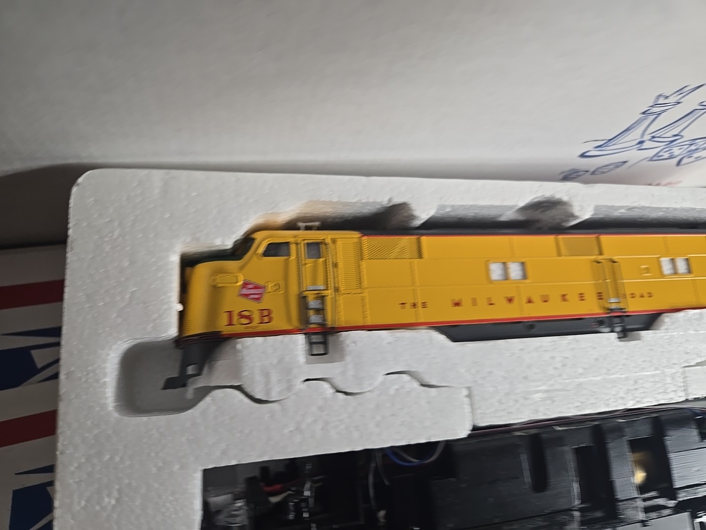 PROTO 2000 HO E7 MILWAUKEE ROAD LOCOMOTIVE #18 A-UNIT w/ Mars Light