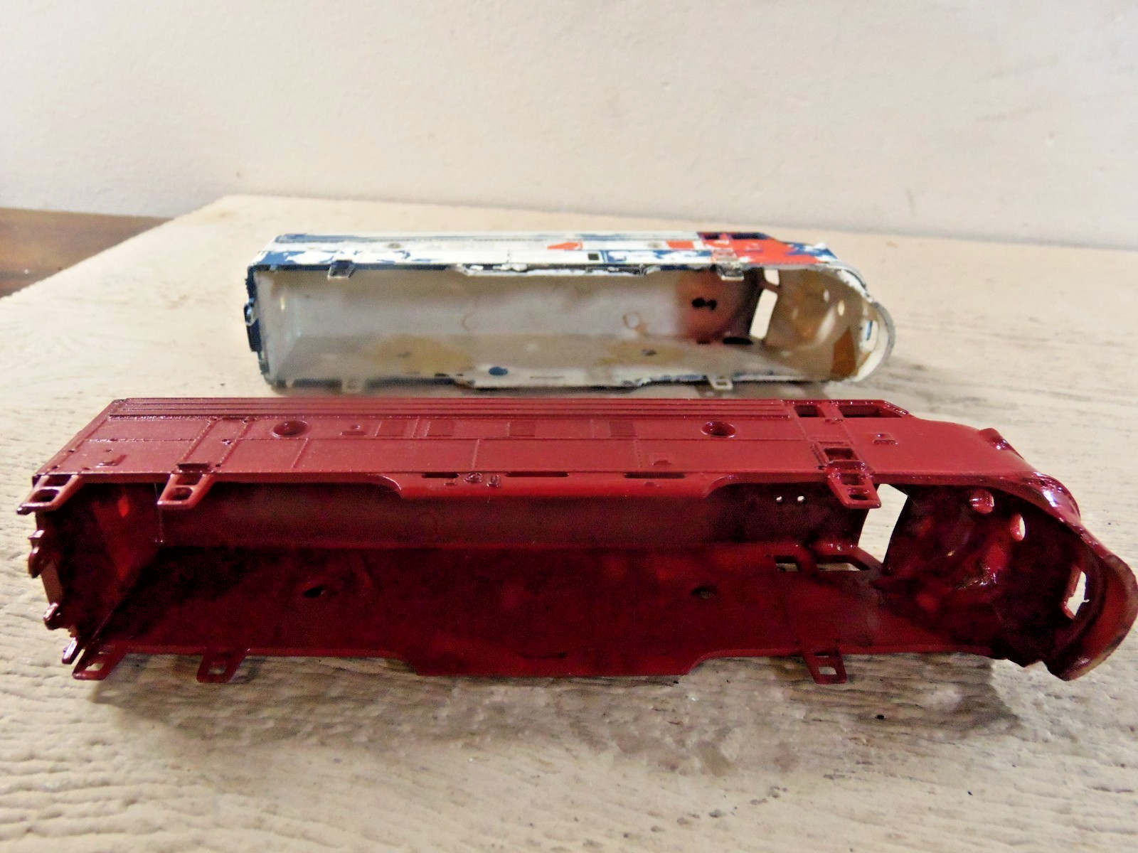 HO Lot of 9 Unmarked Locomotive Shells Parts Pieces