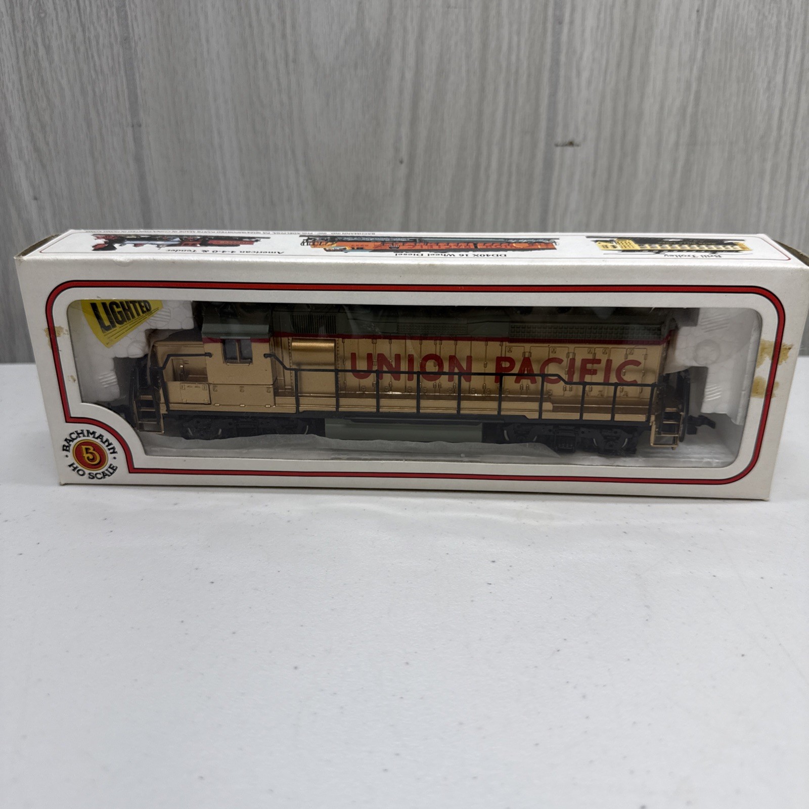 Bachmann HO Gauge Union Pacific GP 40 Gold Colored Engine New