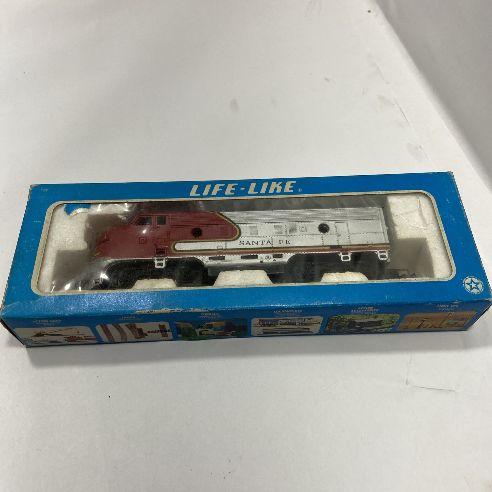 Life-Like Trains – Santa Fe Powered Locomotive – HO Scale 8689 F-7 LOCO SFE
