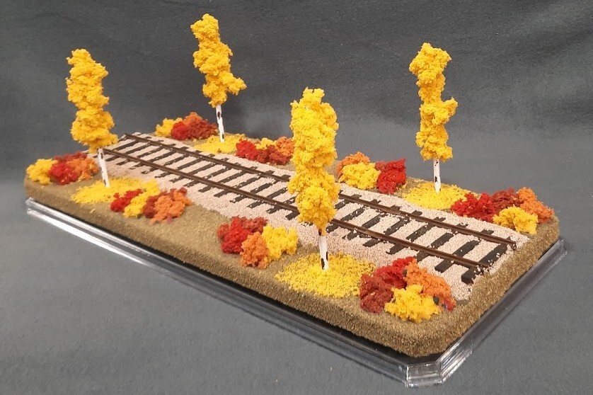 O SCALE – 16″ SINGLE TRACK -“FALL FOLIAGE” DISPLAY CASE FOR ANY O SCALE TRAINS