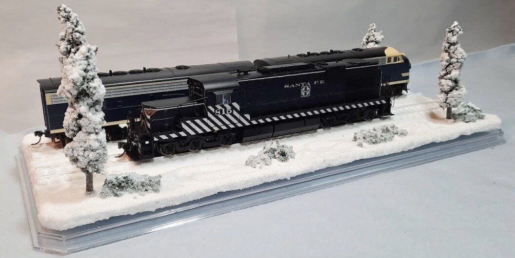 HO SCALE 16″ DOUBLE TRACK “WINTER SCENE” – DISPLAY CASE – FOR ANY HO TRAIN
