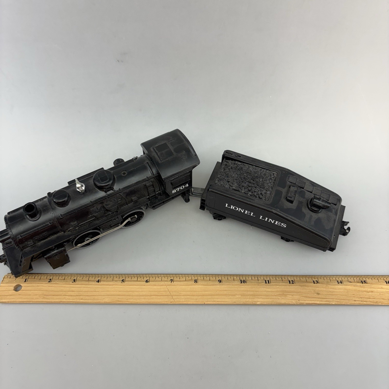 LIONEL POSTWAR Locomotive O GAUGE 0-4-0 #8704 w/ BELL COAL TENDER Untested