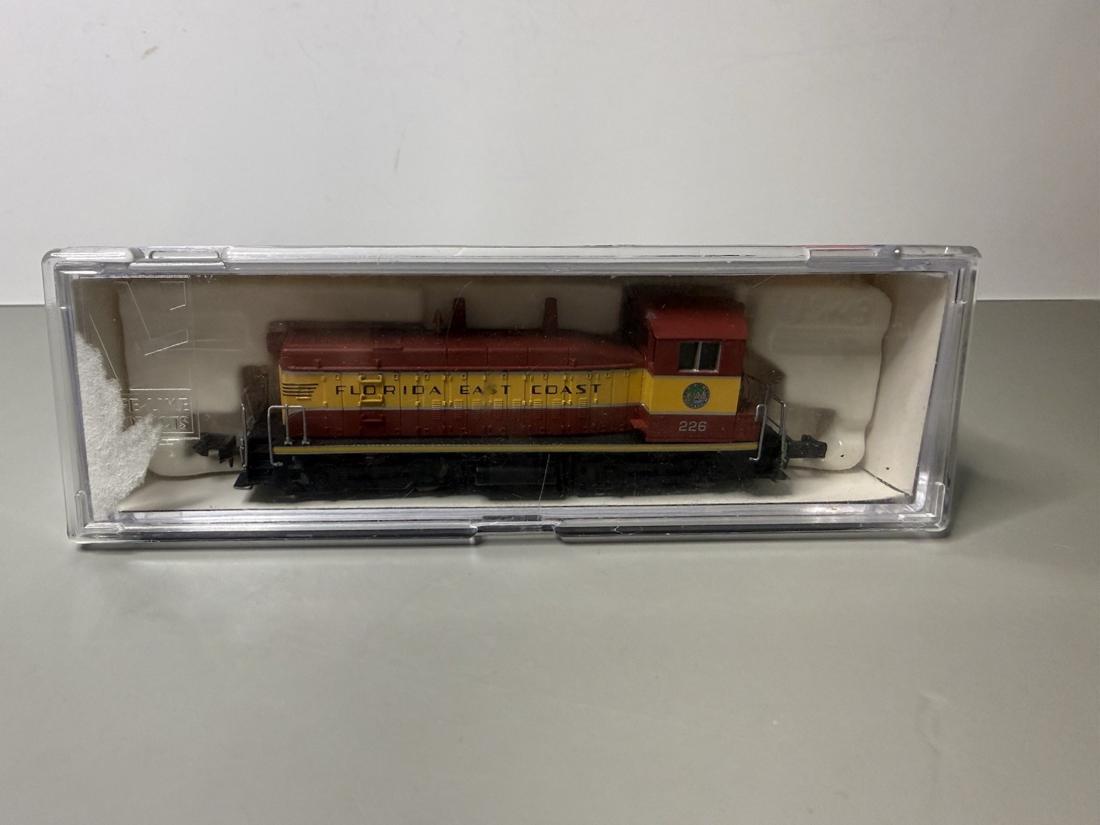 N Scale NSW9 Switcher Florida East Coast FEC #226 Diesel Locomotive w/ Case