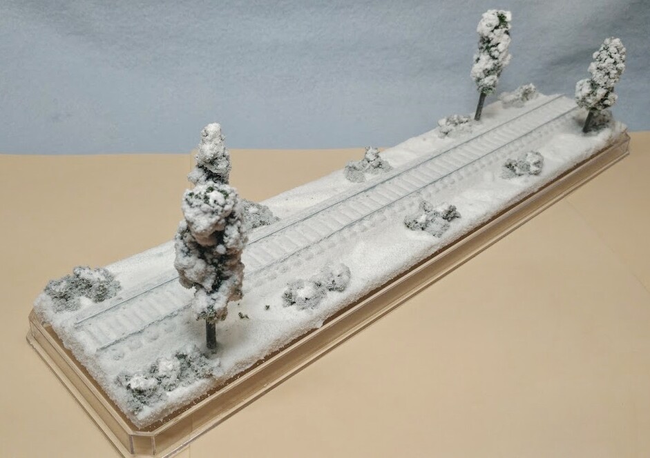 HO SCALE 16″ SINGLE TRACK DISPLAY CASE-“WINTER SCENE”-FOR ANY HO