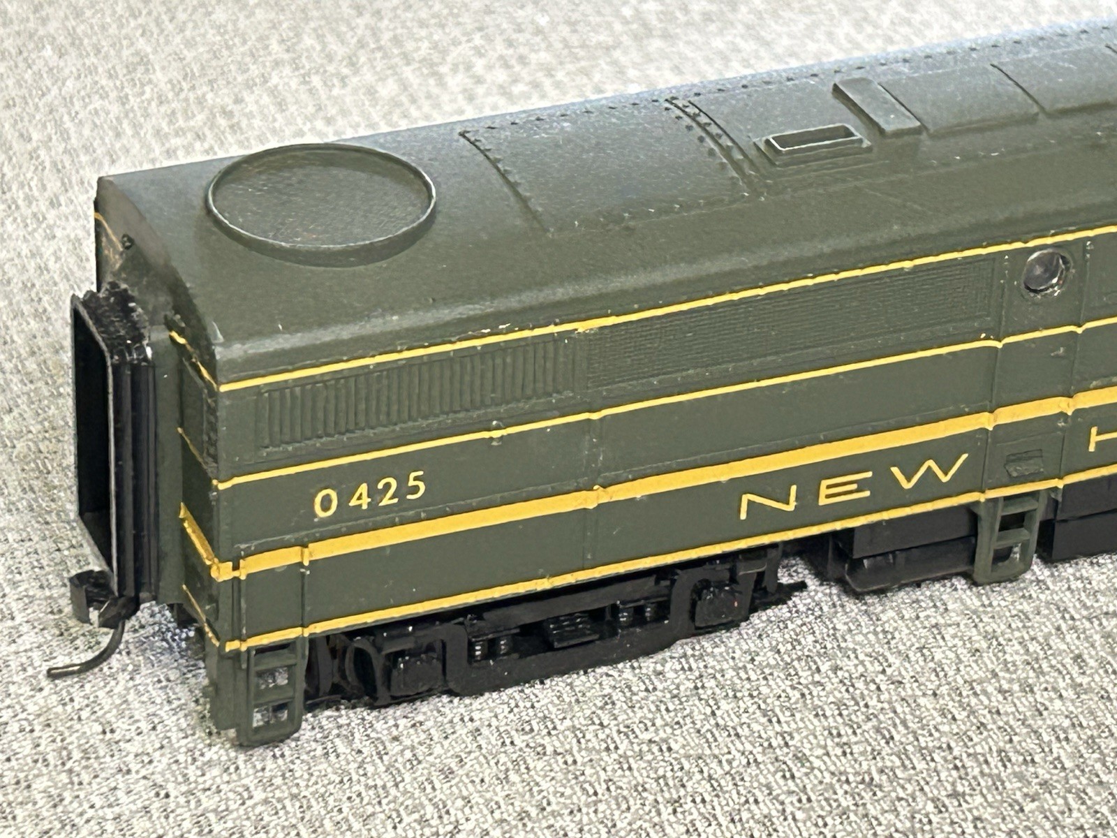 HO Scale Walthers Alco FA-1 Diesel Locomotive, New Haven Green #0425