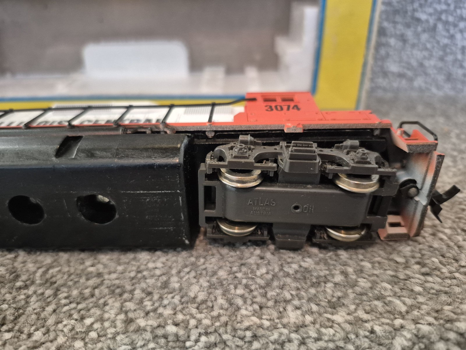 Mix Set of Atlas HO Model Railroad Engine and cars